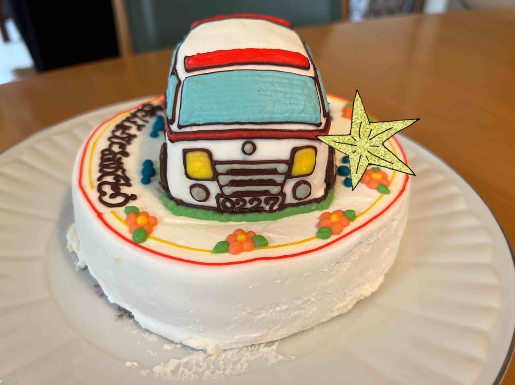 救急車の誕生日ケーキ